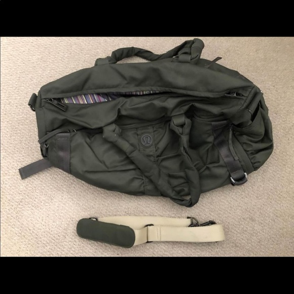 EUC RARE Lululemon Bon Voyage Duffle Gym Bag - Picture 2 of 3